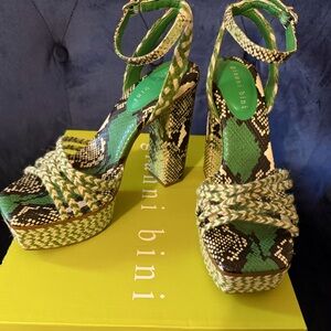 Gianni Bini (Shanika) snakeskin/braided platform sandal. Size 9